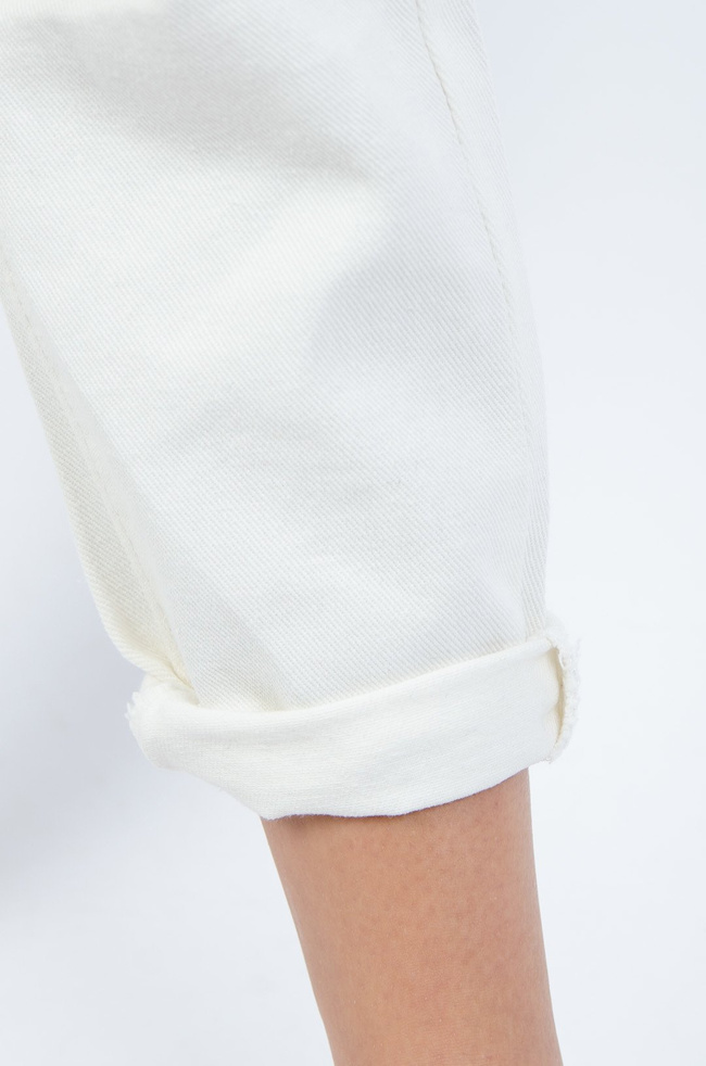 BIAŁE SPODNIE MOM JEANS Z GUMĄ W PASIE-WYSOKI STAN