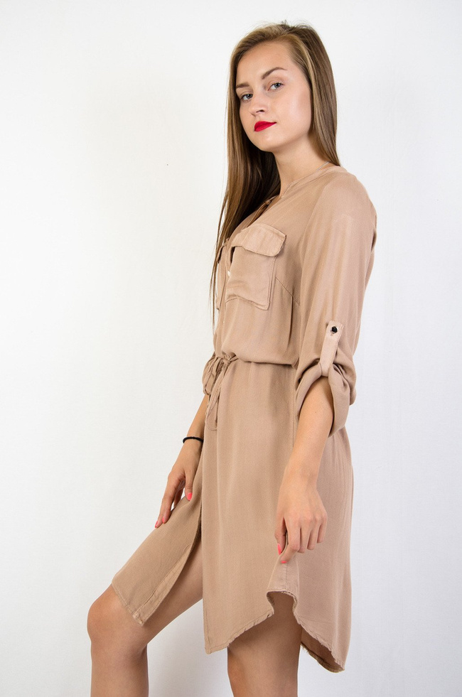 Jasnobrązowa sukienka zapinana na złote guziki wiązana w pasie 