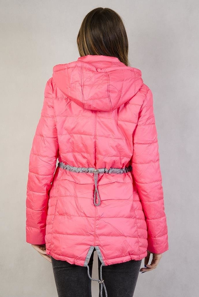 Malinowa, pikowana kurtka z asymetrycznym dołem, ściągana z tyłu