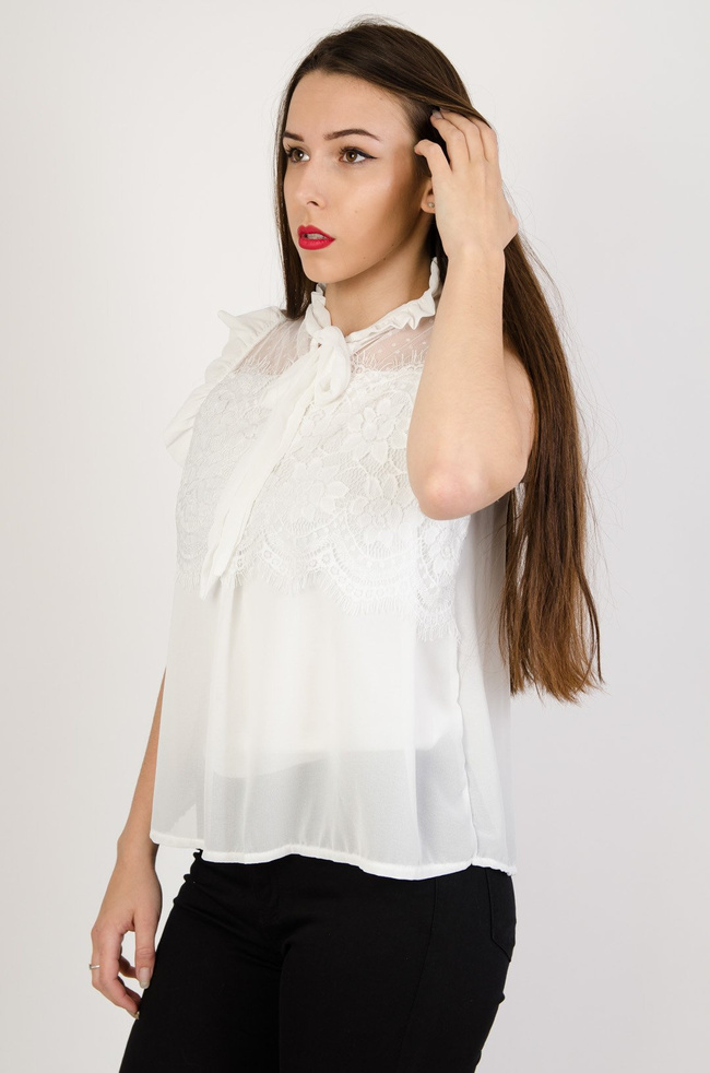 Biała elegancka bluzka z koronką