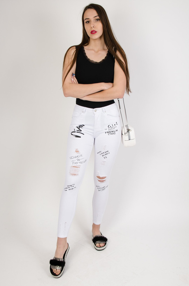 Czarne body wiązane białą wstążką