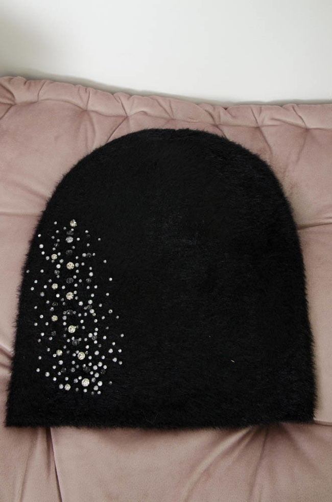 CZARNA FUTRZANA CZAPKA Z OZDOBNYMI KRYSZTAŁKAMI 