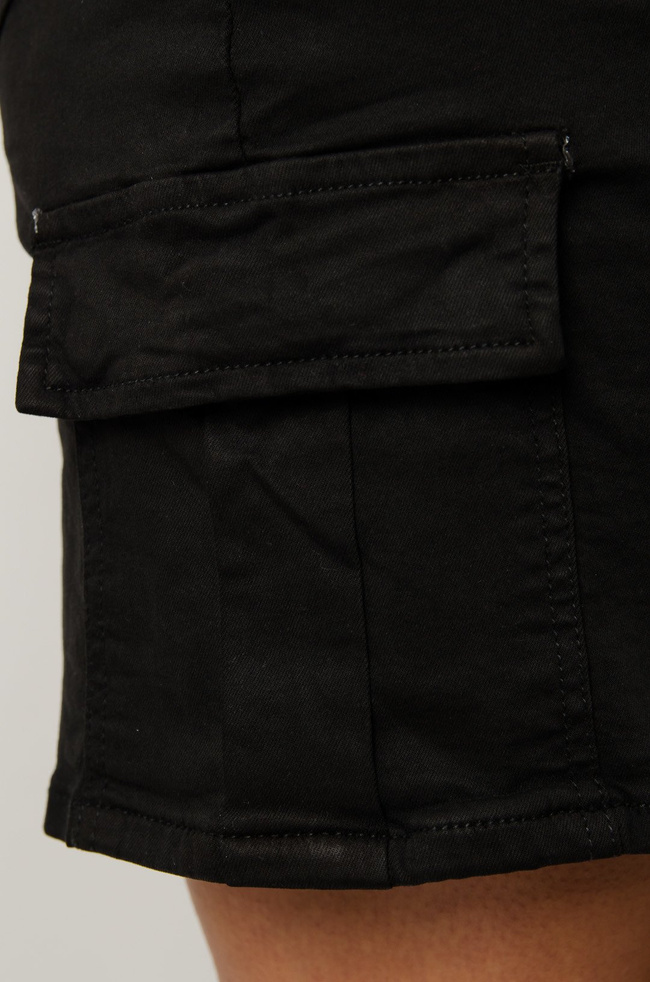Czarna spódnica z kieszeniami po bokach