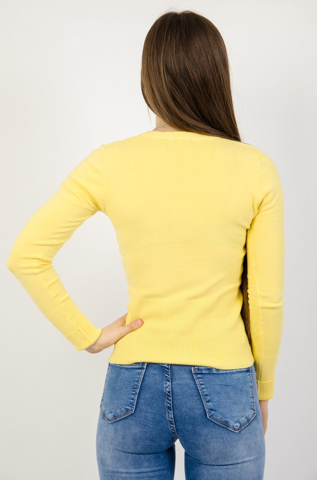 Żółty sweter z dekoltem w serek