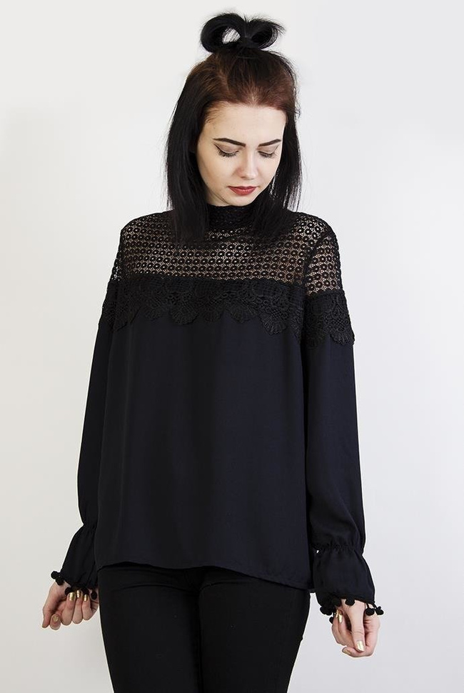 Granatowa bluzka z kulkami przy rękawach i ażurowymi wstawkami