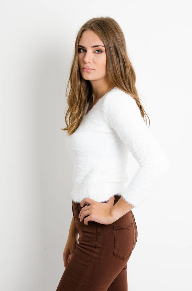 BIAŁY WŁOCHATY SWETEREK Z DEKOLTEM W SEREK