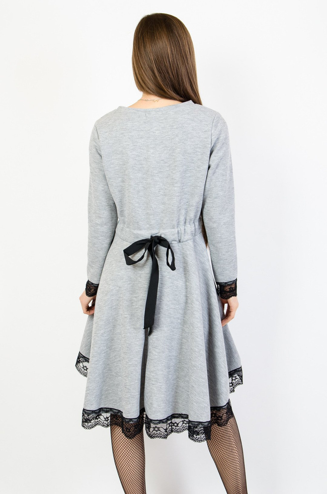 Szara sukienka z przedłużanym tyłem zakończona koronką