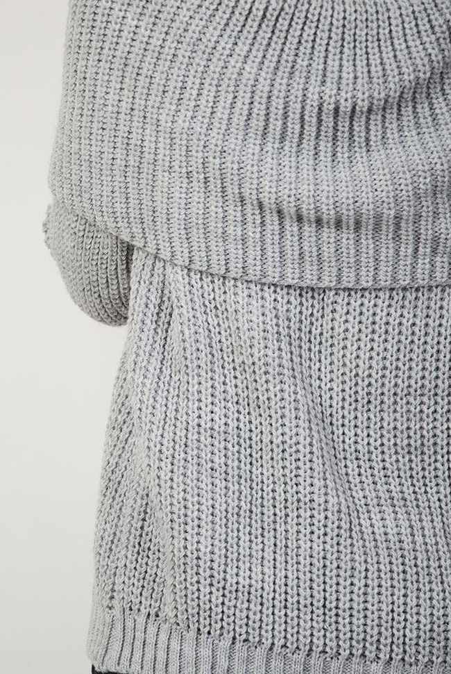 Szary sweter z golfem ściąganym na ramiona