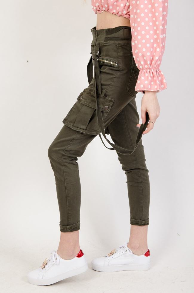 Spodnie joggery w kolorze khaki z szelkami