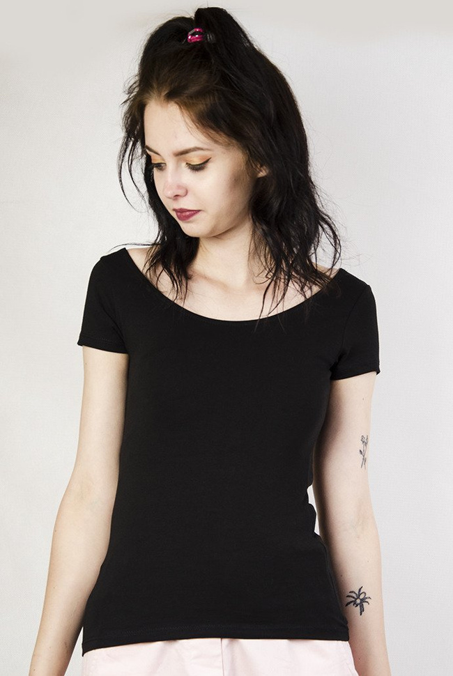 Czarna bluzka z dekoltem w łódkę oraz wycięciem na plecach