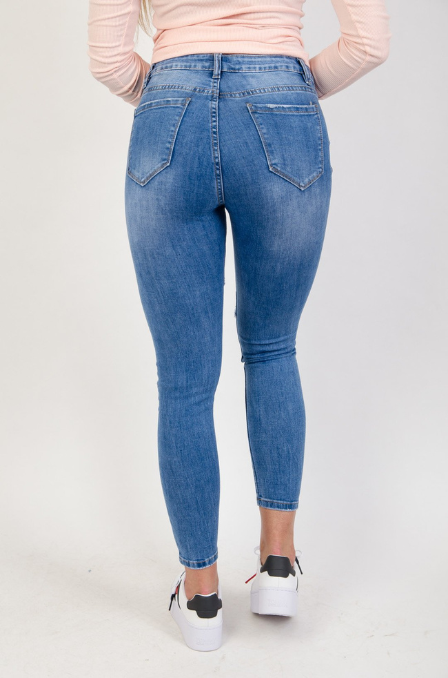 Jasne spodnie jeansowe z dużymi szarpaniami