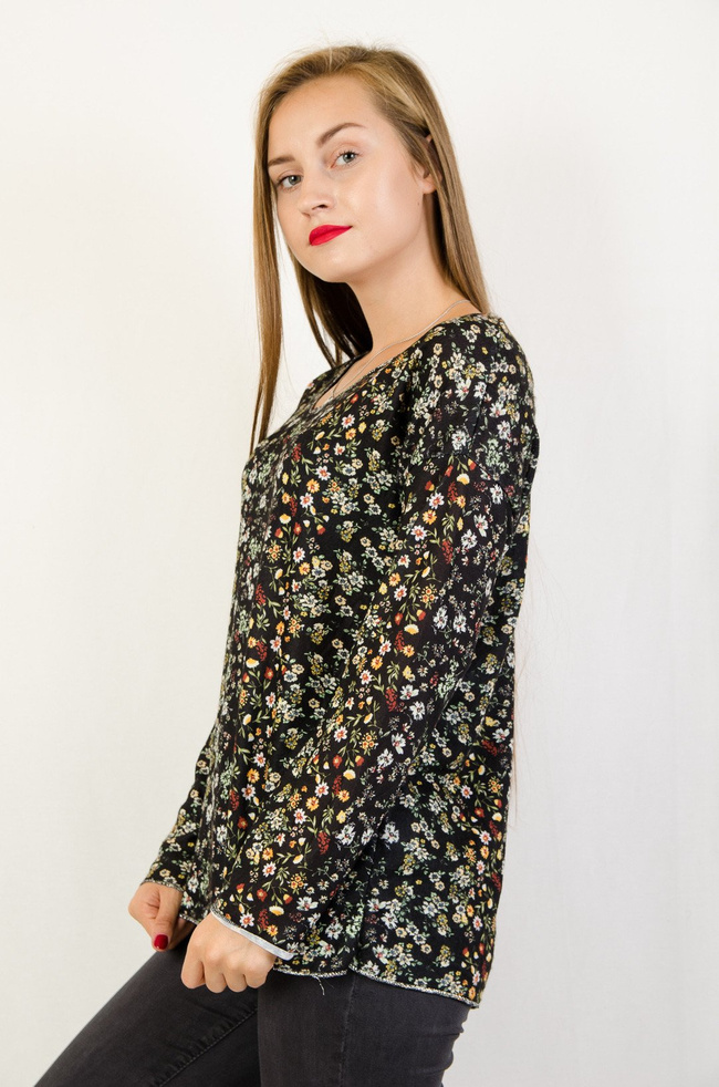 Czarna bluzka w drobne kwiatki