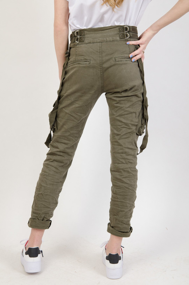 Zielone spodnie joggery z zamkami oraz szelkami