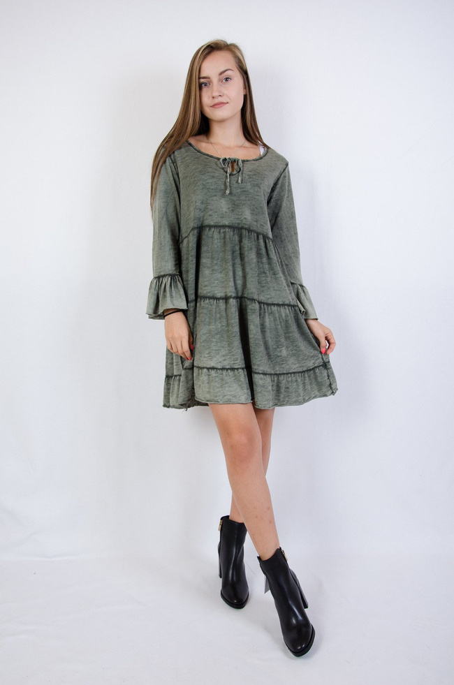 Zielona warstwowa sukienka z falbanami na rękawie