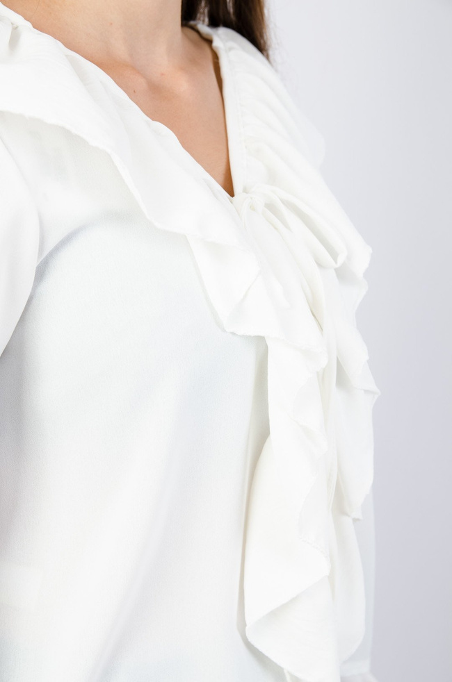 Biała bluzka z żabotem na długi rękaw