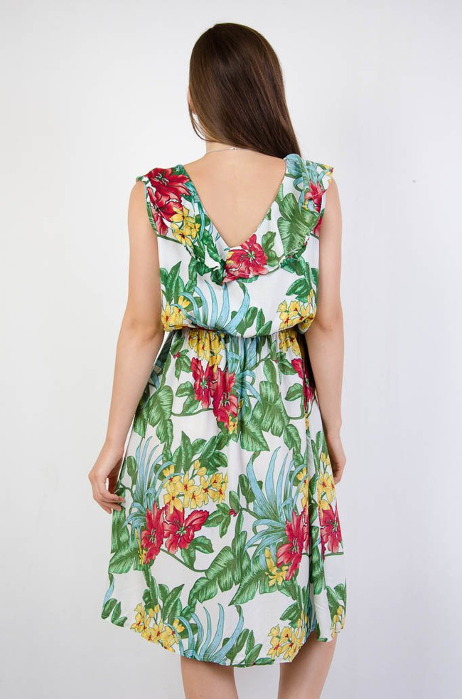 Biała kwiecista sukienka z falbaną w dekolcie