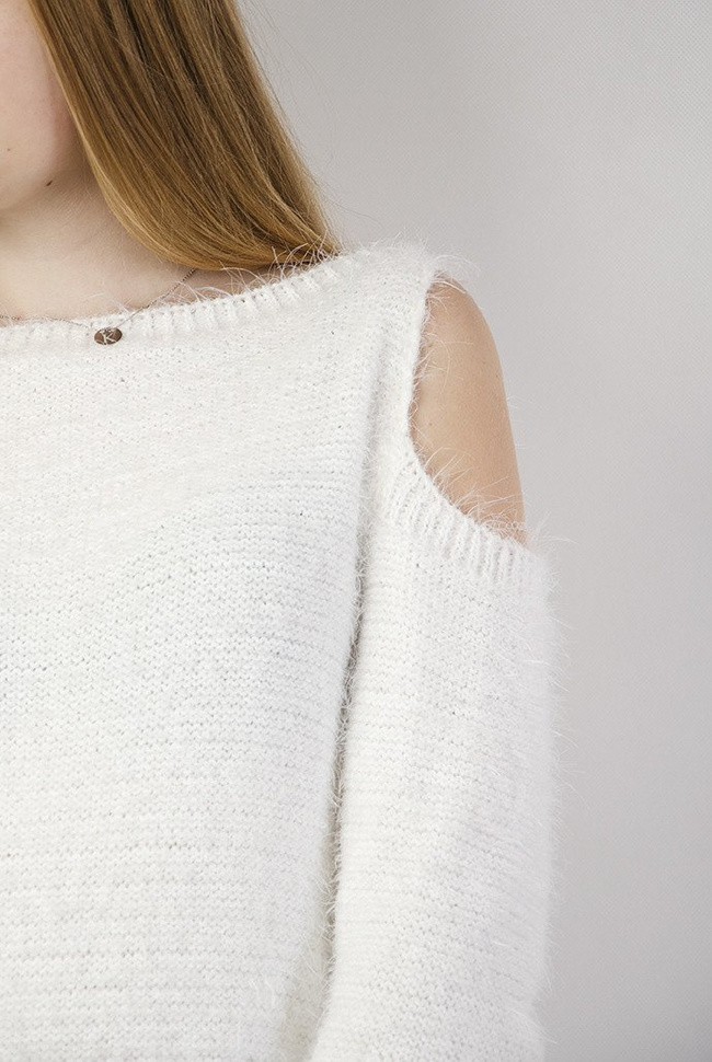 Biały sweterek z wycięciami przy ramionach