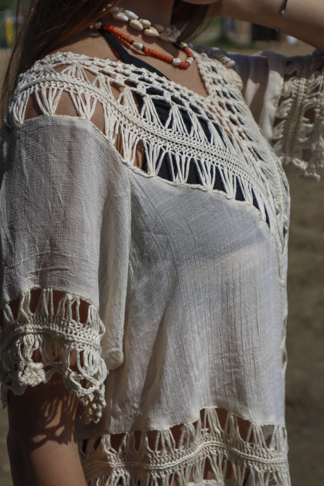 TUNIKA AŻUROWA  Z FRĘDZLAMI - BEŻOWA 