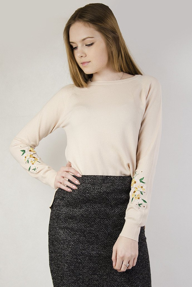 Beżowy sweterek z kwiatami haftowanymi na rękawach