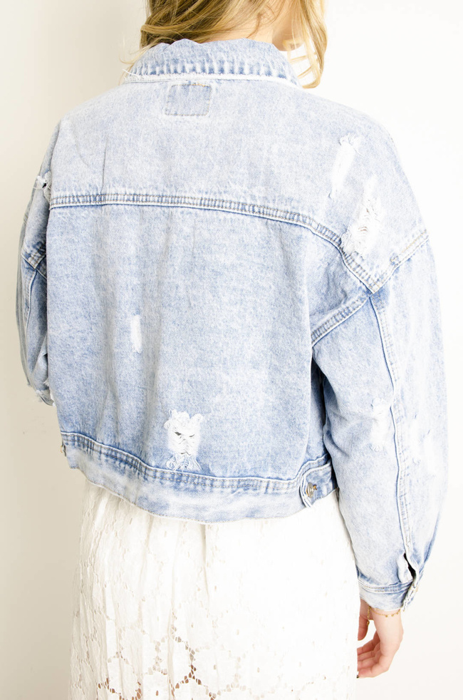 KURTKA JEANSOWA Z PRZETARCIAMI I OZDOBNYMI ŁAŃCUSZKAMI