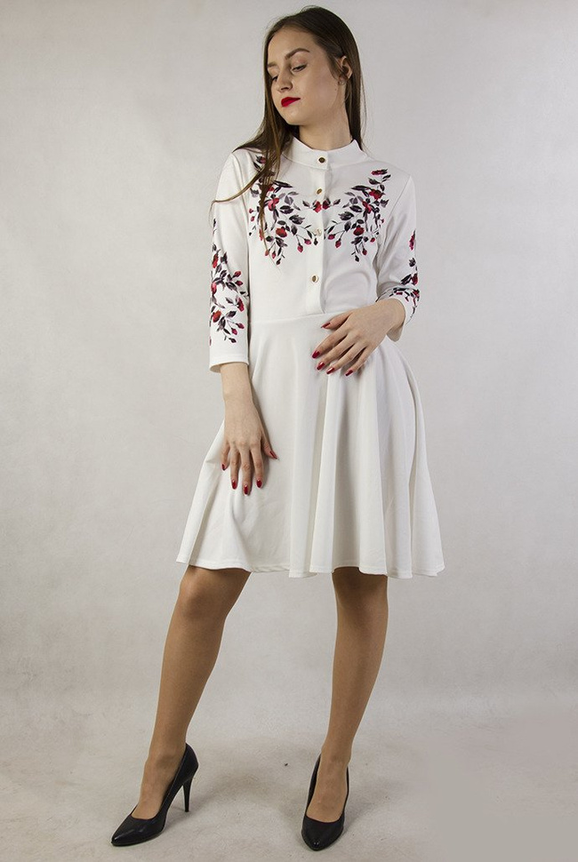 Biała sukienka z kwiatami