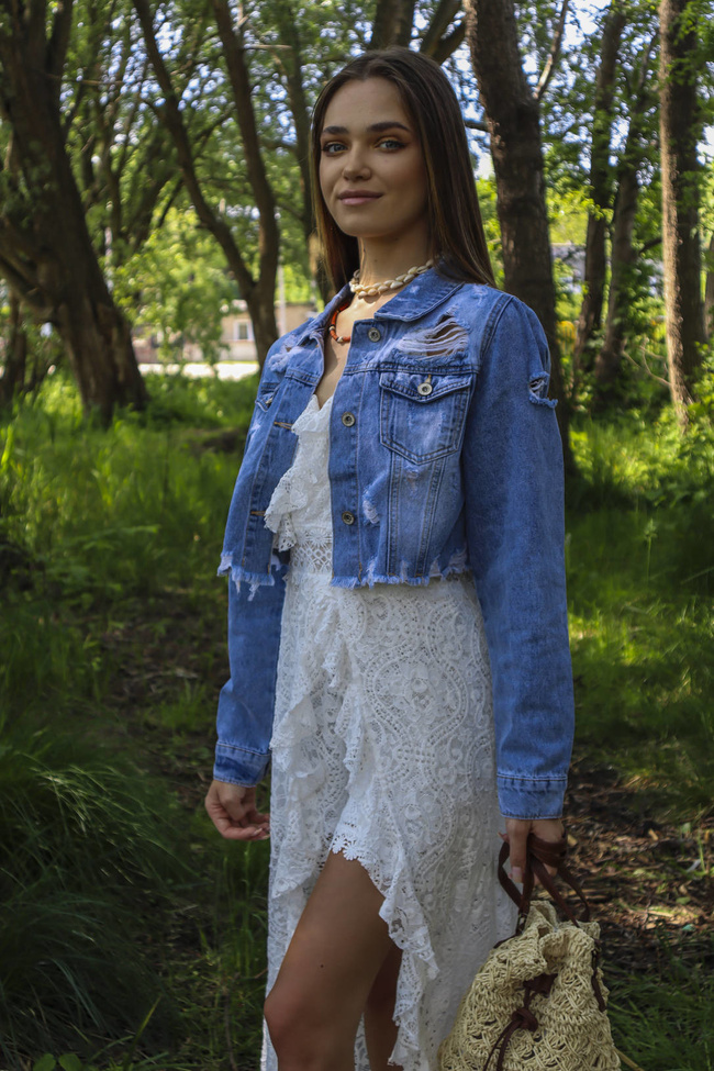 NIEBIESKA KURTKA JEANSOWA KRÓTKA-POSZARPANA