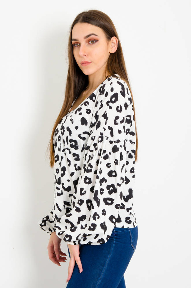 BIAŁA BLUZKA W CĘTKI Z DEKOLTEM W  SZPIC