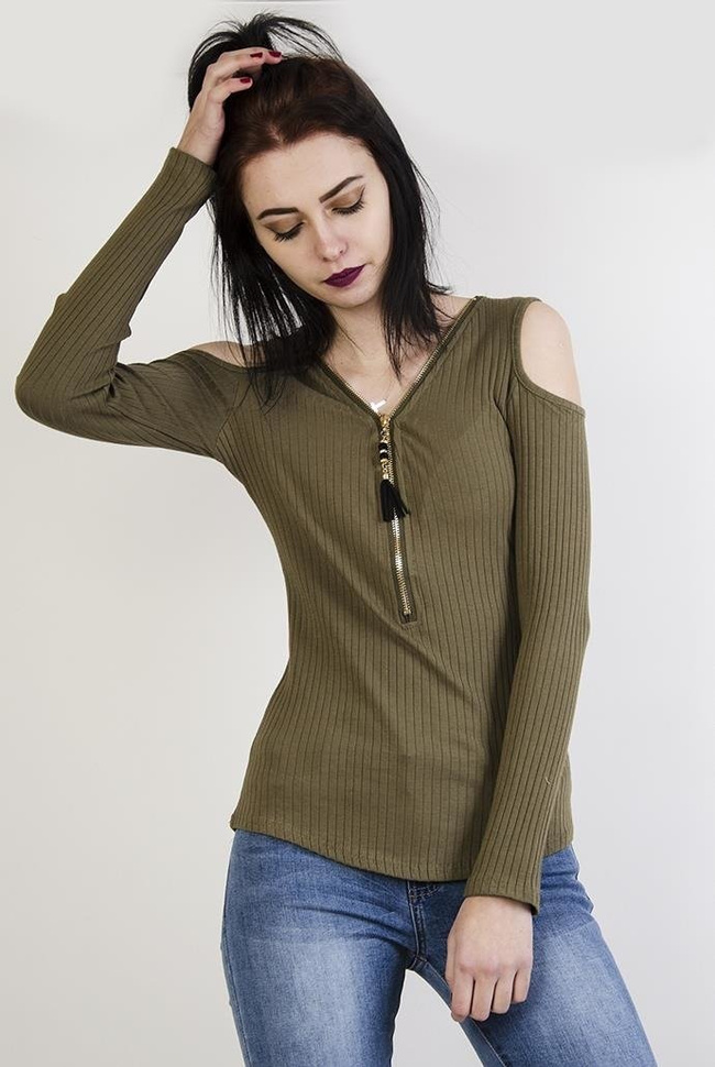 Zielona prążkowana bluzka z odkrytymi ramionami zapinana na zamek