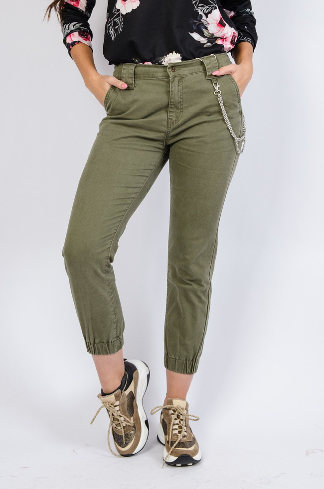 Zielone joggery z łańcuszkiem w zestawie