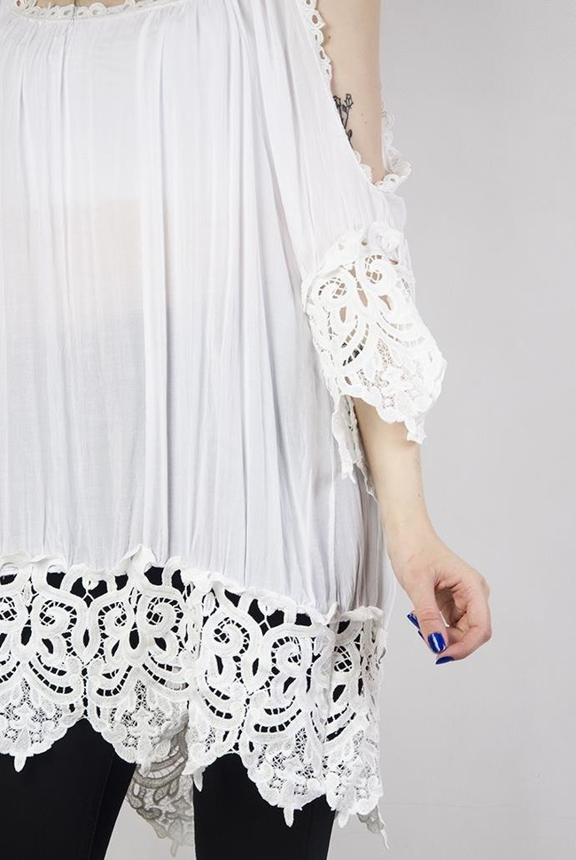 Biała bluzka z ażurowymi wstawkami i odkrytymi ramionami
