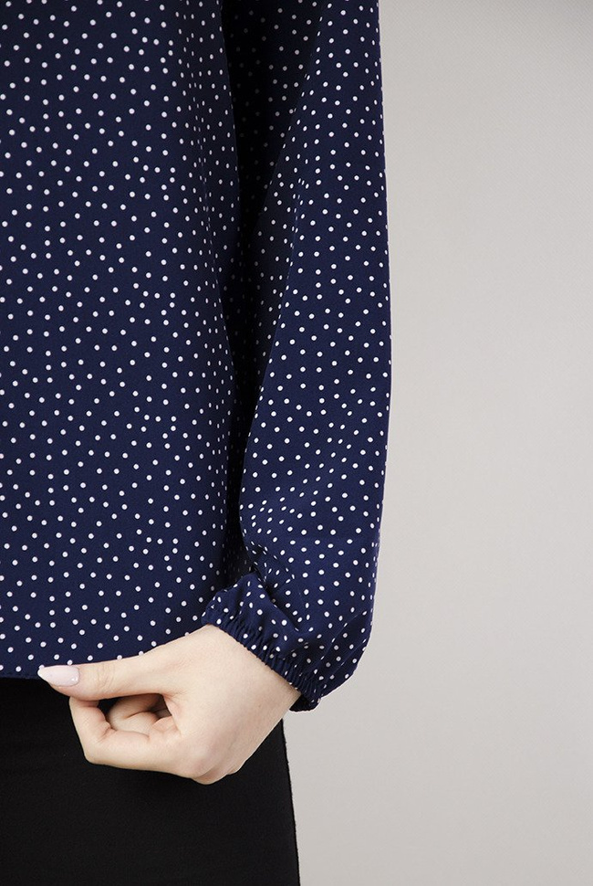 Granatowa bluzka koszulowa w białe kropki z wiązaniem przy dekolcie