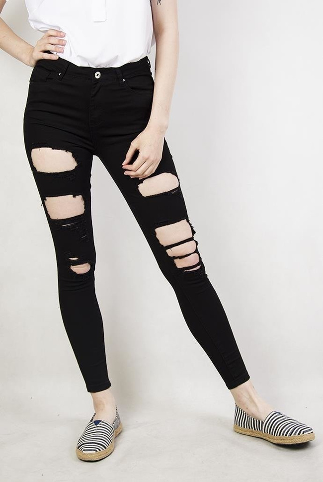 Czarne spodnie jeansowe z dziurami i wysokim stanem
