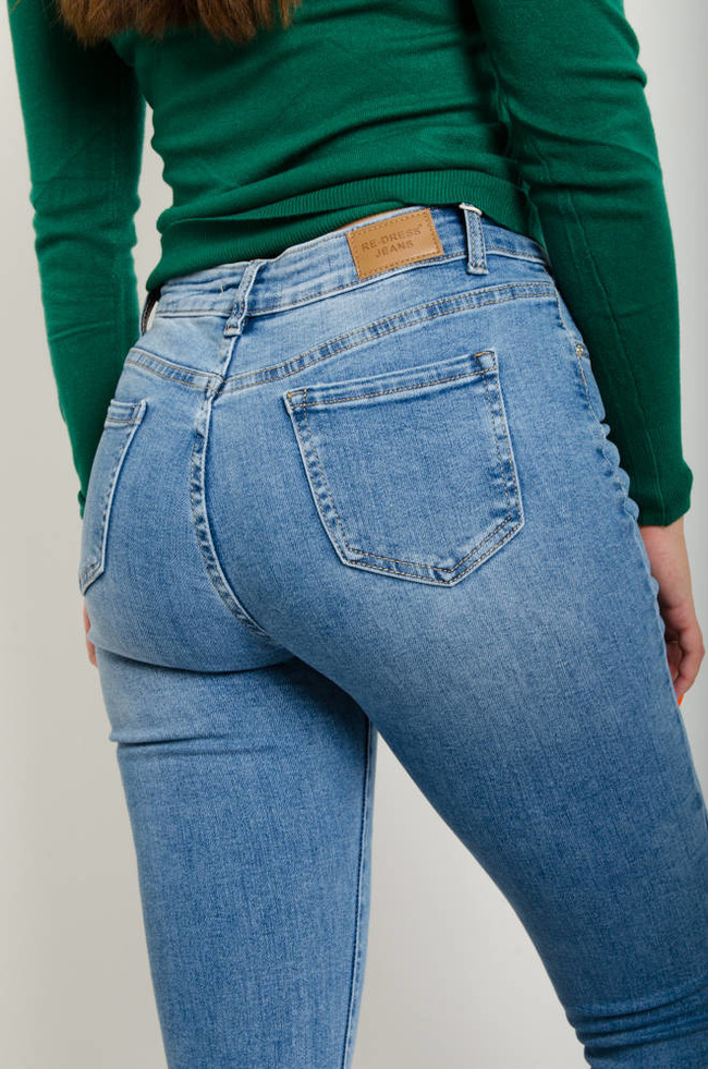 SPODNIE JEANSOWE SKINNY PRZYLEGAJĄCE Z GUZIKAMI