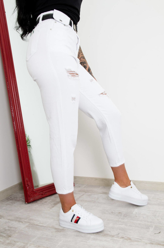 BIAŁE SPODNIE MOM FIT Z PRZETARCIAMI + PASEK