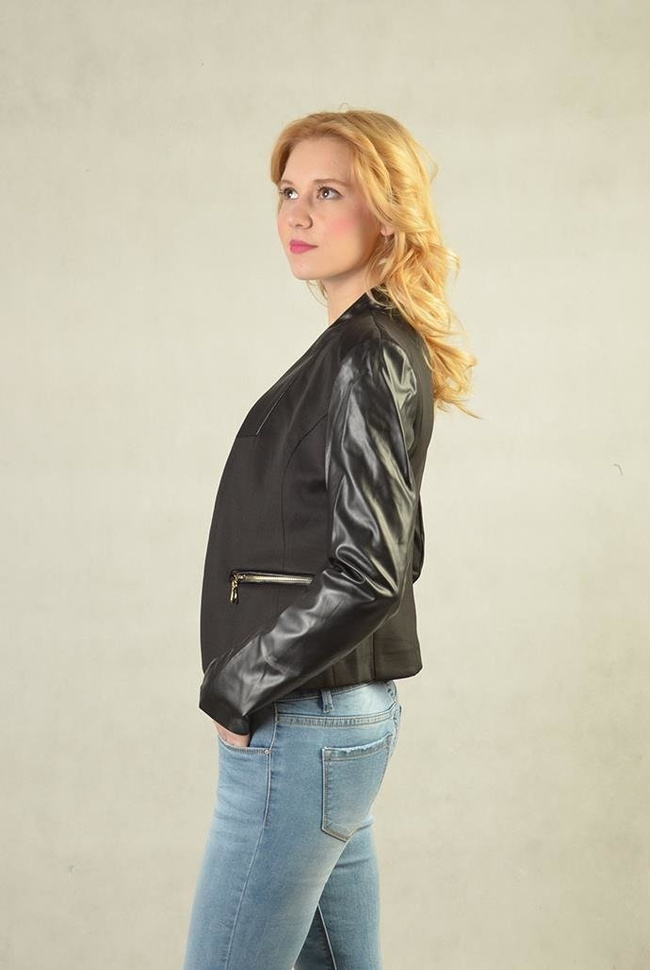 Czarna marynarka z łączonych materiałów