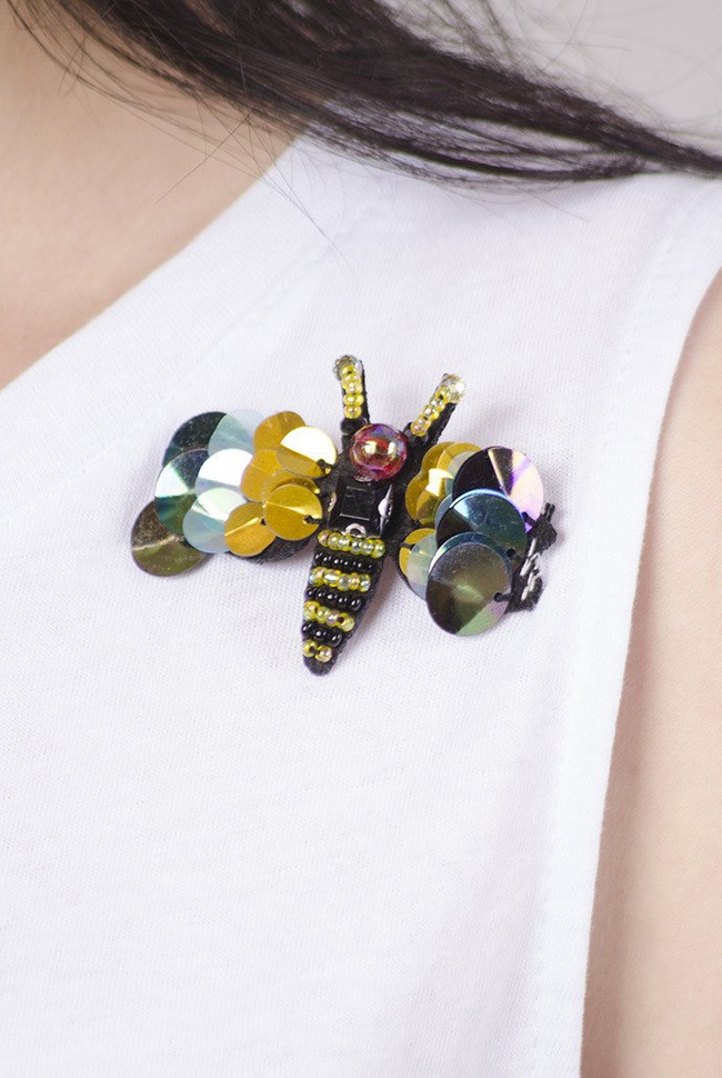 Sukienka biało granatowa z przypinką