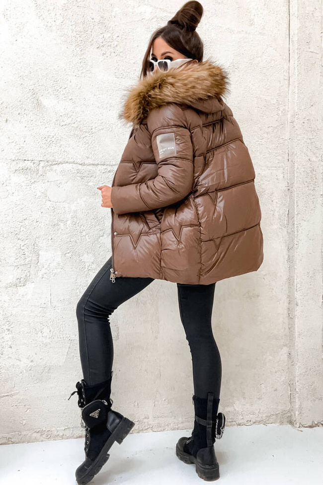 CIEMNO BRĄZOWA KURTKA PIKOWANA  Z NASZYWKĄ NA RĘKAWIE