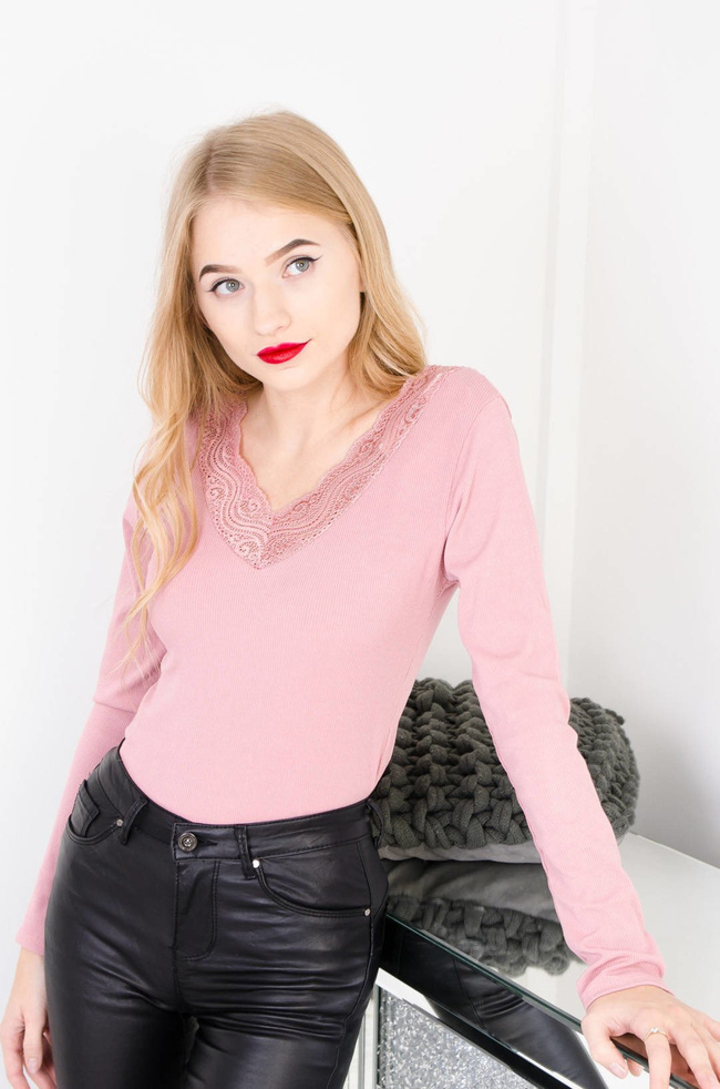 RÓŻOWA PRĄŻKOWANA BLUZKA Z KORONKOWYM DEKOLTEM W SEREK