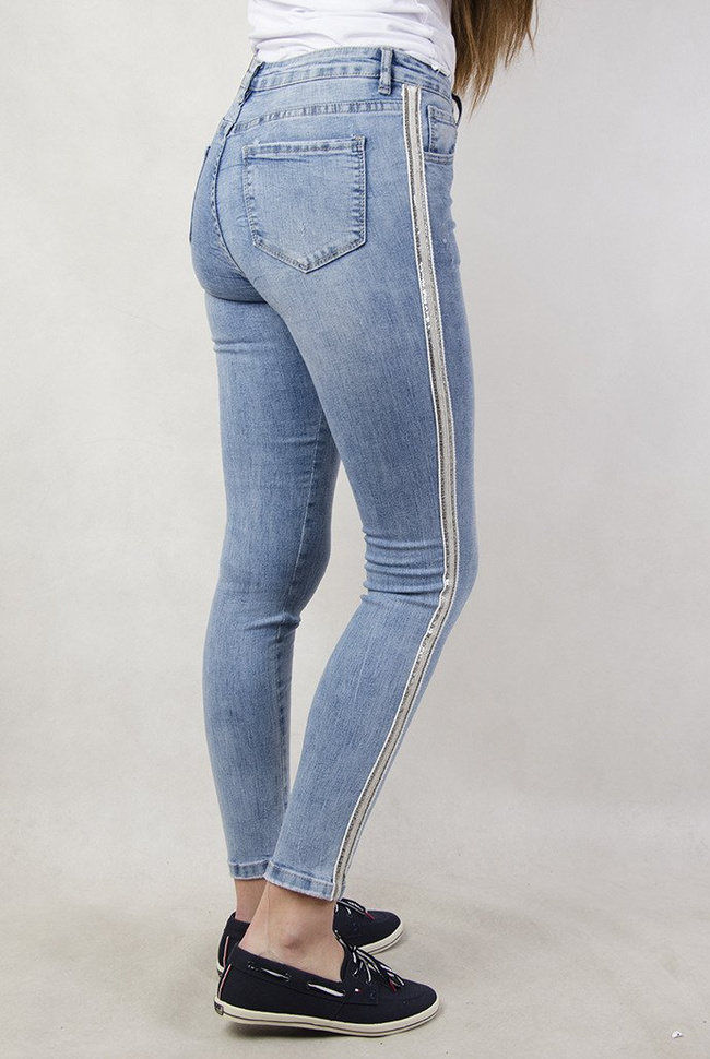 Jasne spodnie jeansowe z lampasami z cekinów oraz perełek