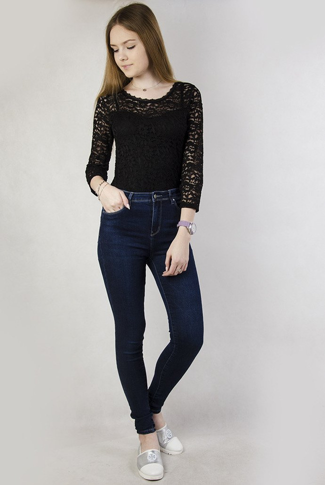 Czarne koronkowe body z wycięciem na plecach