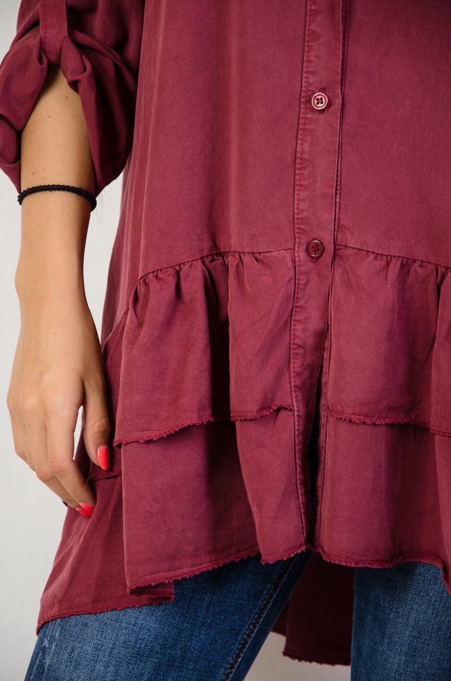 Bordowa koszula z podwijanymi rękawami oraz falbanką na dole