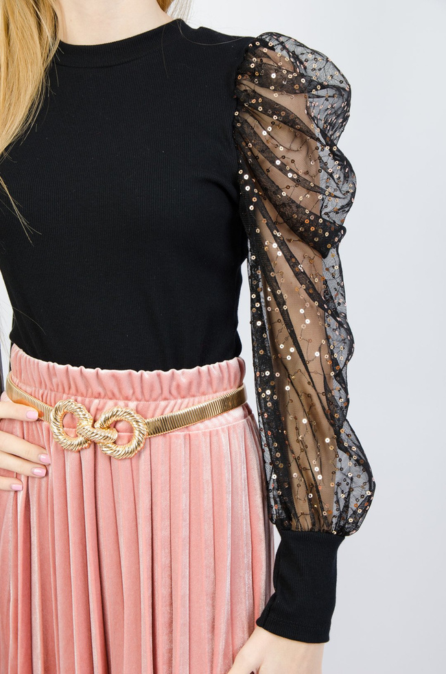 Czarna bluzka z bufkami oraz złotymi cekinami