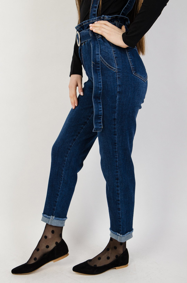 Ciemne spodnie jeansowe typu ogrodniczki z paskiem