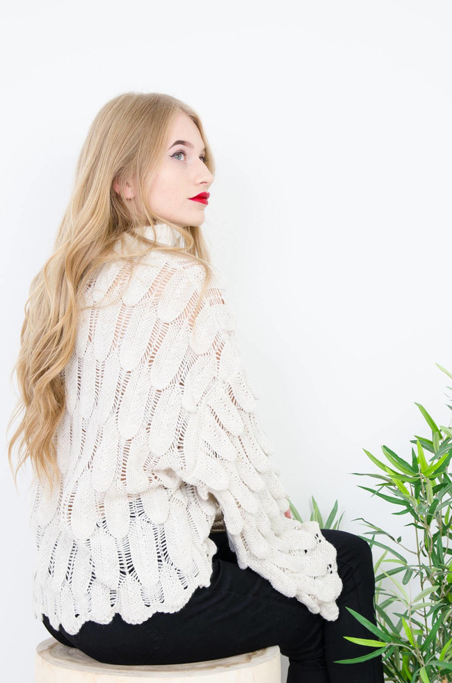 BEŻOWY OVERSIZOWY SWETER Z GRUBYM SPLOTEM