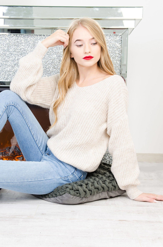 KRÓTKI BEŻOWY SWETER Z DEKOLTEM W SZPIC