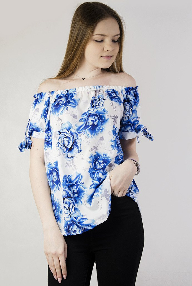 Biała bluzka hiszpanka w niebieskie kwiaty