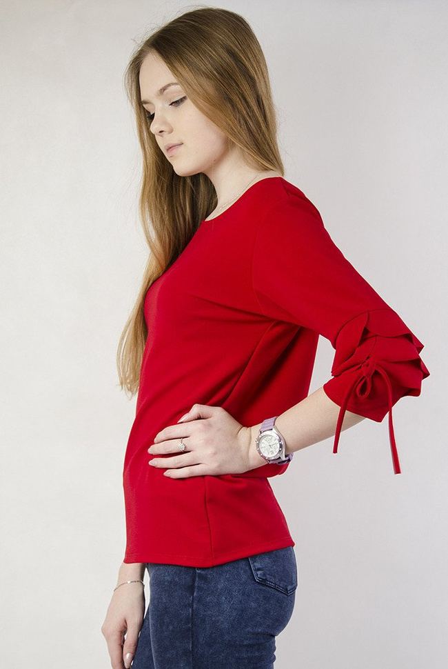 Czerwona bluzka z falbankami przy rękawach