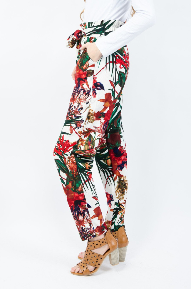 Białe alladynki w kwiaty z wiązaniem w pasie