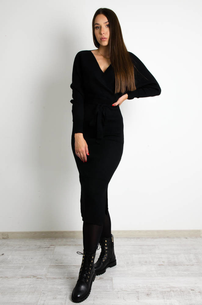 CZARNA PRĄŻKOWANA SUKIENKA MIDI Z ROZCIĘCIEM