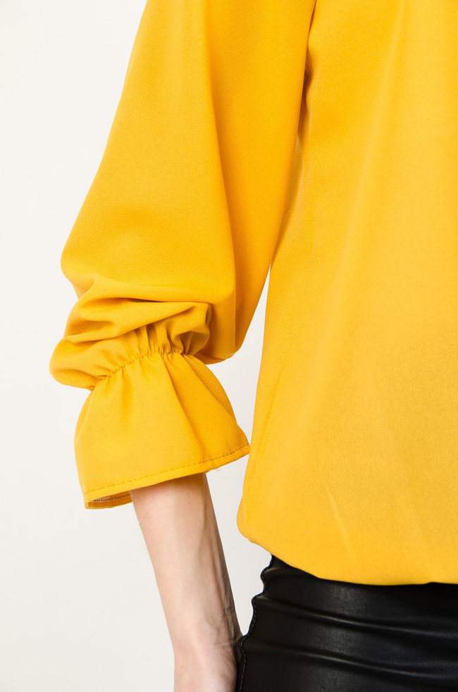 Żółta bluzka z gumką w dekolcie oraz rozszerzanymi rękawami